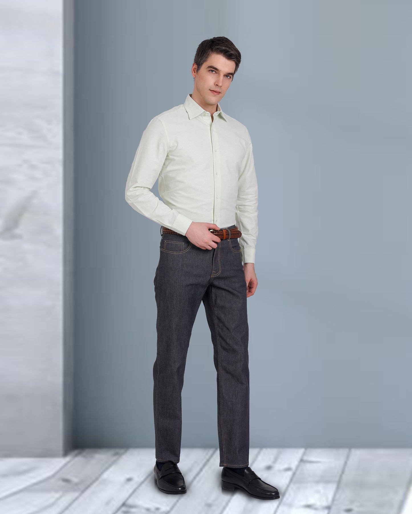 Dunkelgraue, dehnbare Jeans