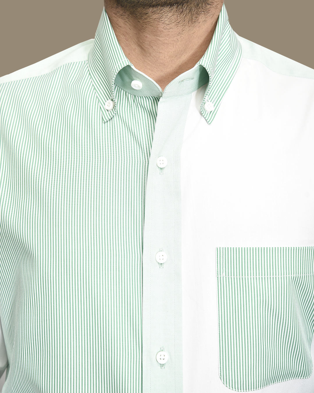 Grün-weißes Fun-Shirt aus Baumwolle