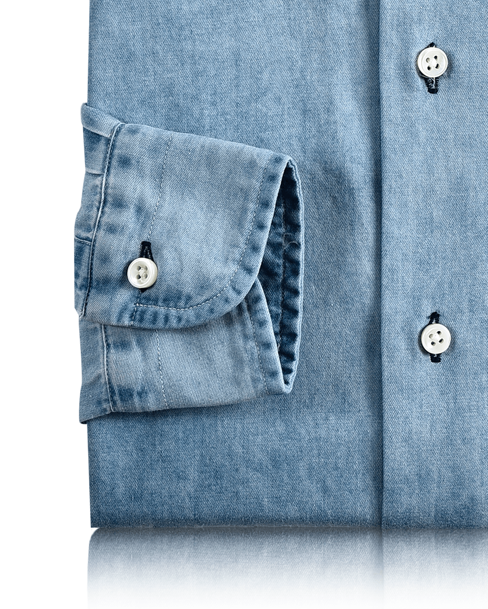 Hellblaues Chambray-Hemd aus Denim mit verwaschenem Muster