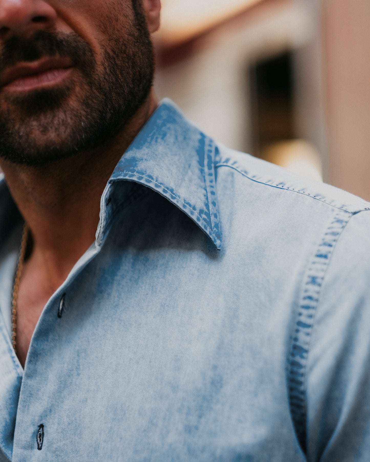 Hellblaues Chambray-Hemd aus Denim mit verwaschenem Muster