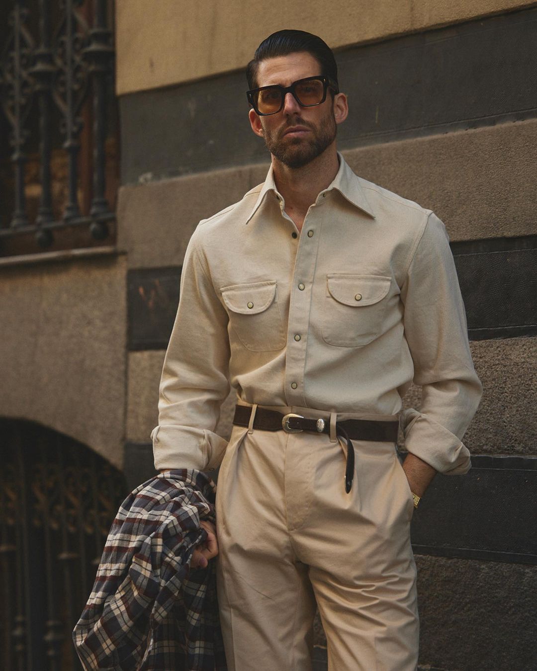 Hose aus Khaki-Twill mit Falten