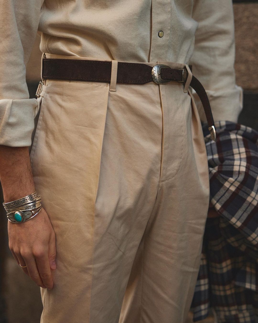 Hose aus Khaki-Twill mit Falten