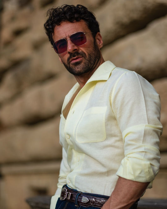 Sommerhemd aus hellgelbem Leinen mit einteiliger Kragenleiste