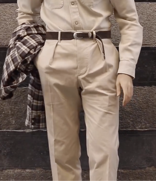 Hose aus Khaki-Twill mit Falten