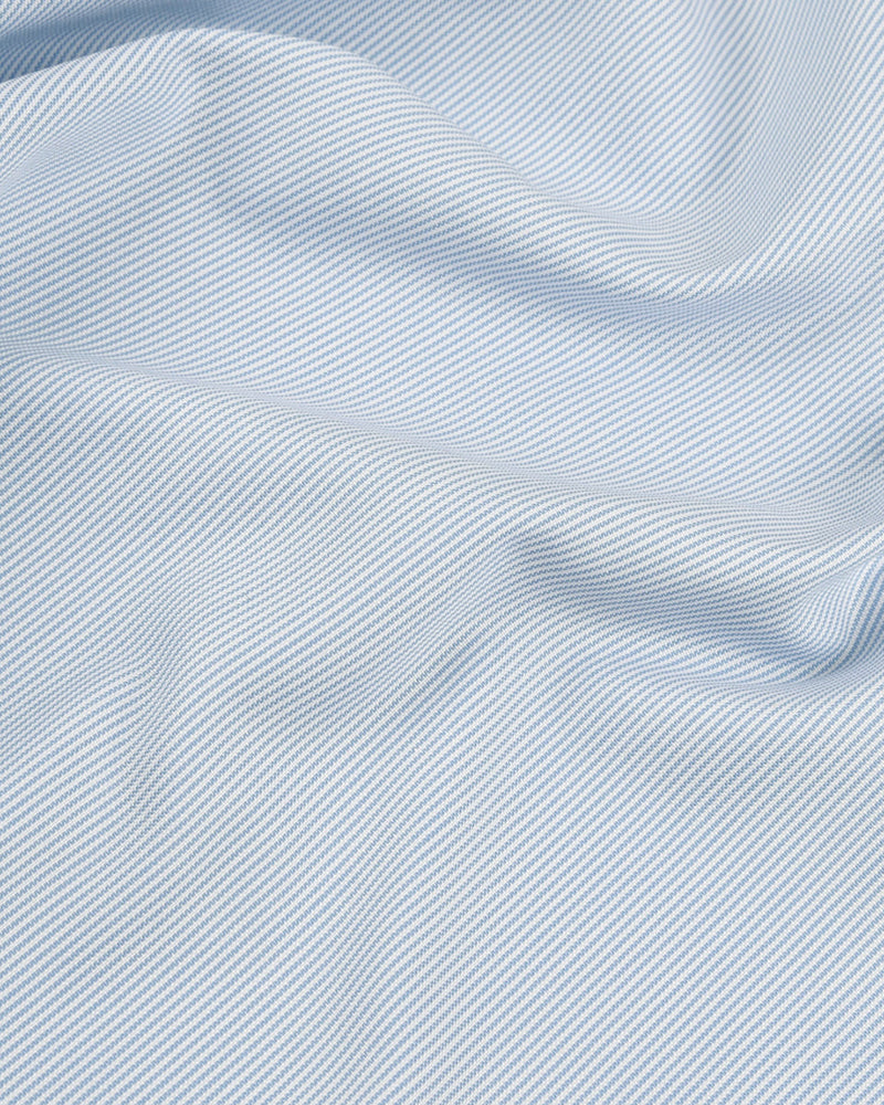 Himmelblaues Hemd mit Mille-Streifen