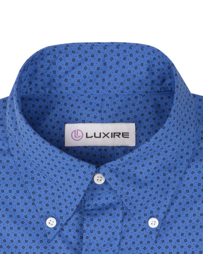 Motifs à pois noirs sur fond bleu roi