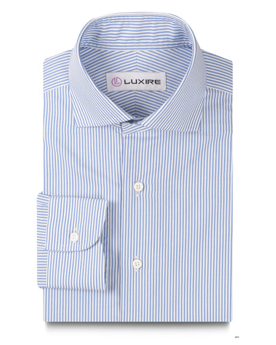 Robe bleue à rayures sur fond blanc