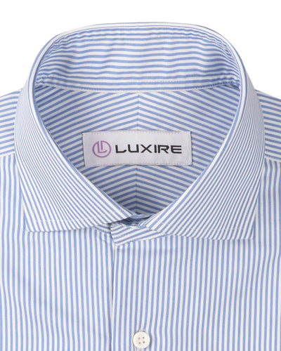 Robe bleue à rayures sur fond blanc