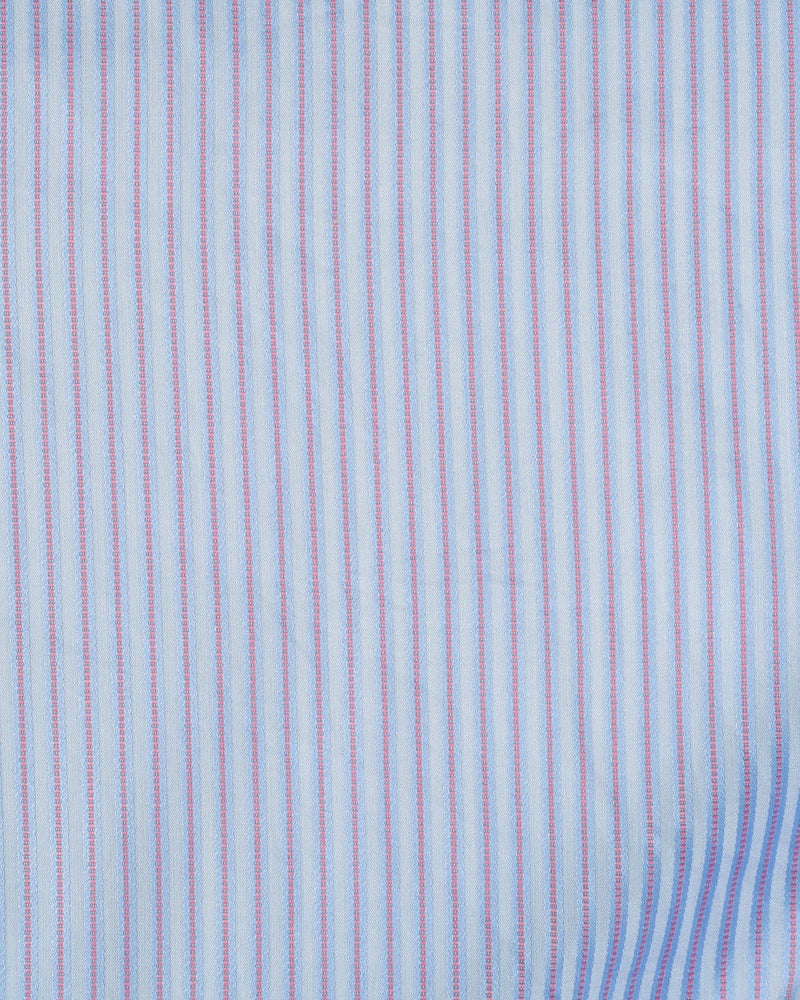 Rosa-blaue Satinstreifen auf einem hellblauen Hemd