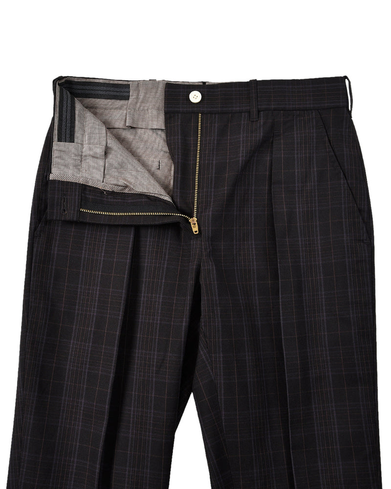 Pantalon à carreaux noirs et gris