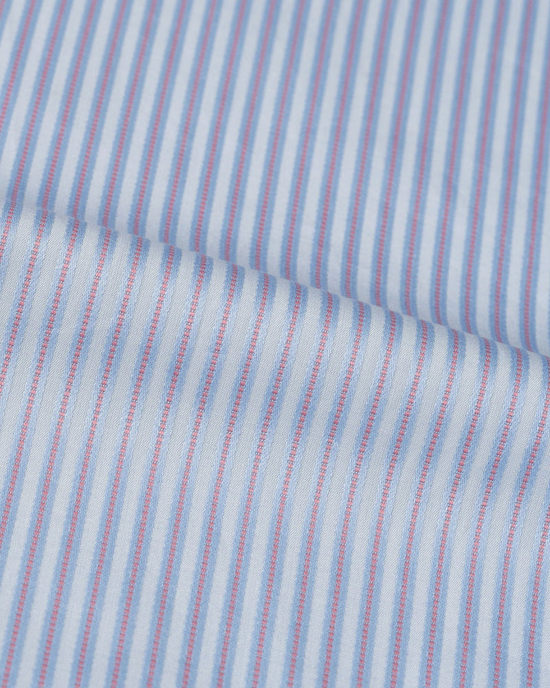 Rosa-blaue Satinstreifen auf einem hellblauen Hemd