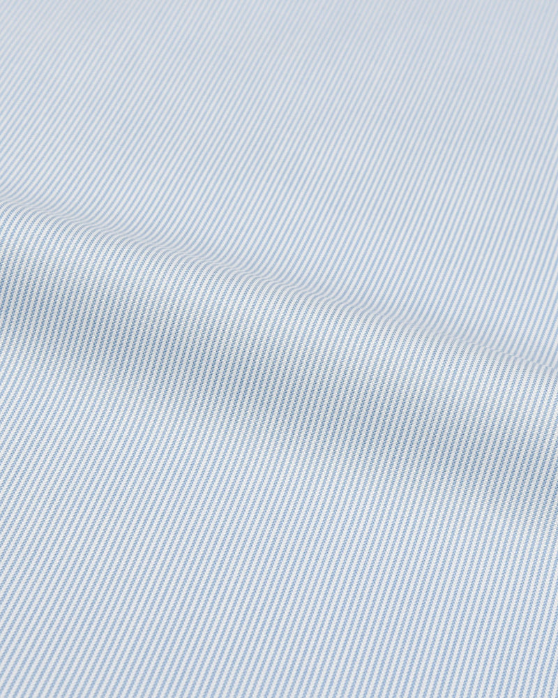 Himmelblaues Hemd mit Mille-Streifen