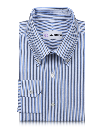 Dunkelblau mit schwarzen Streifen auf weißem Hemd