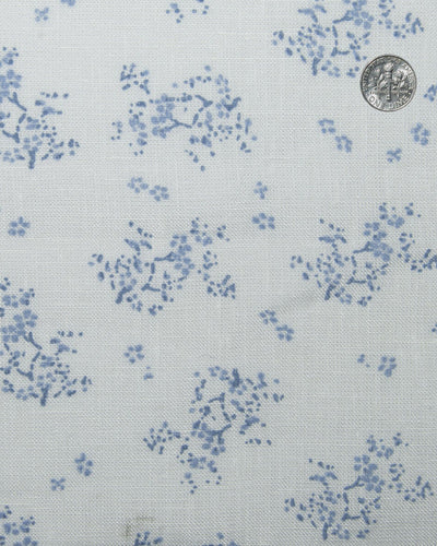 Col cubain PRÉRÉGLÉ en lin : Motifs floraux bleu pâle sur fond blanc