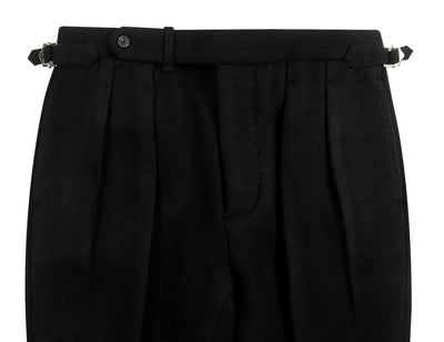 Schwarze, hochgeschnittene Hose aus schwerem Wollflanell