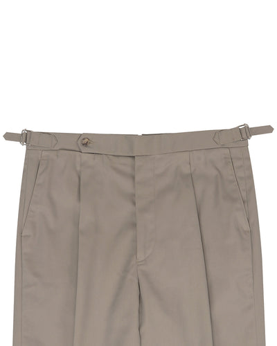 Chino en sergé gris brunâtre