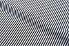 Rayures noires au crayon sur fond blanc