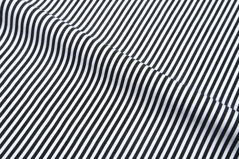Rayures noires au crayon sur fond blanc