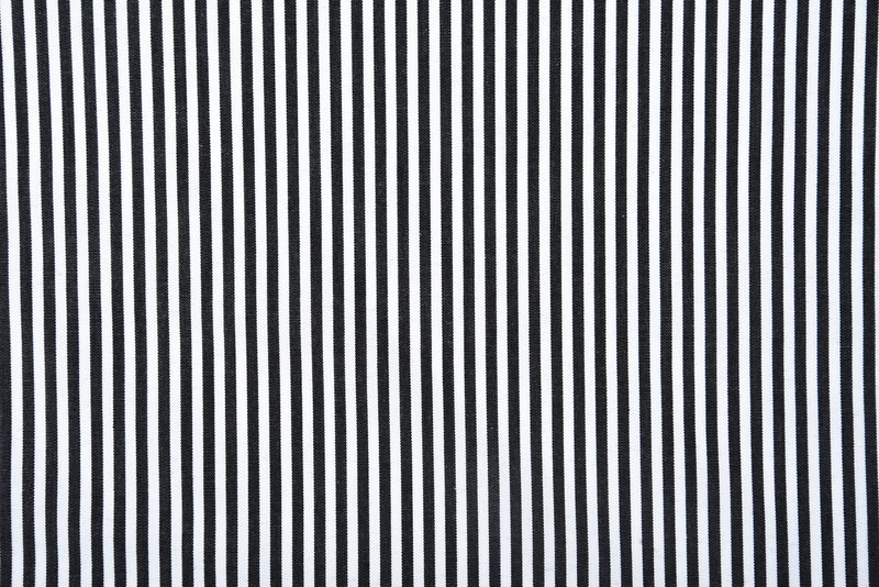 Rayures noires au crayon sur fond blanc