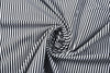Rayures noires au crayon sur fond blanc