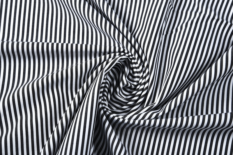 Rayures noires au crayon sur fond blanc