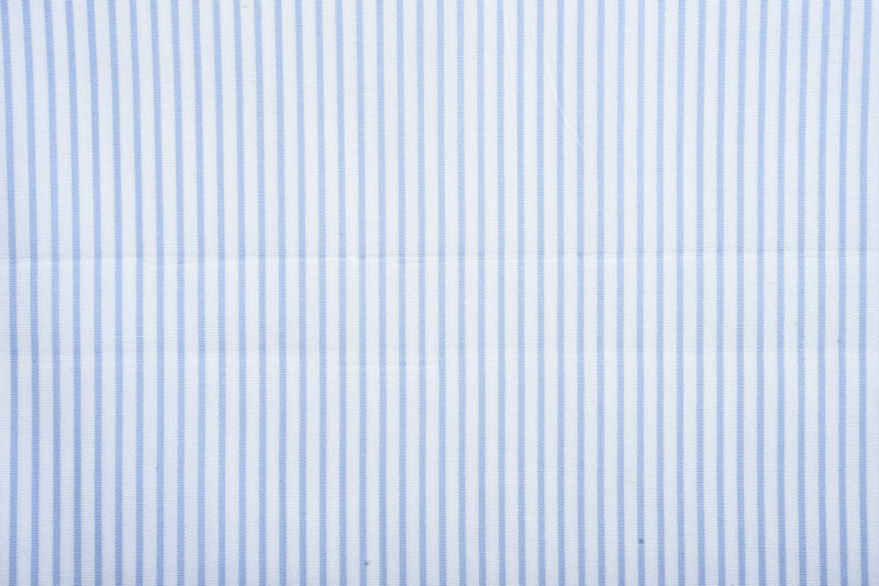 Hellblaues, gestreiftes Hemd
