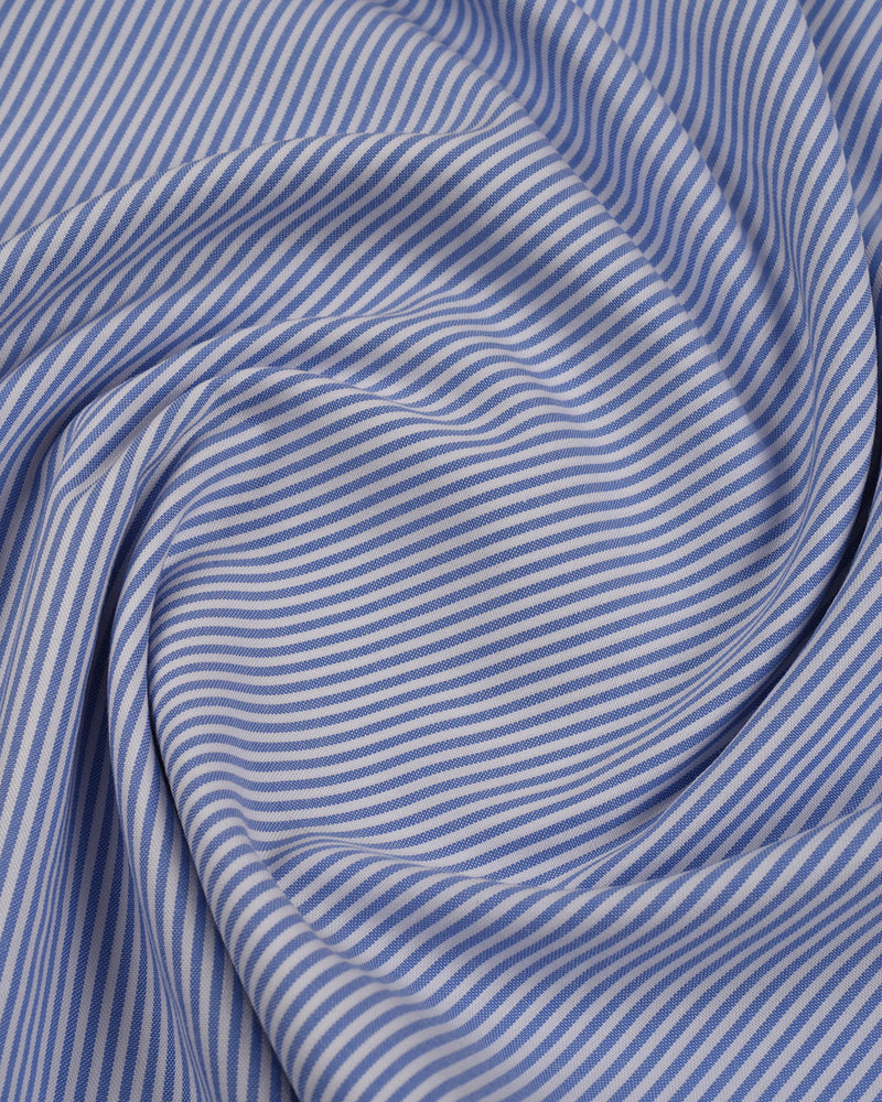 Hellblaues Streifenhemd