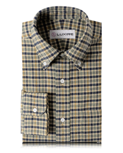 Marineblaues Tattersall-Hemd auf beigem Flanell