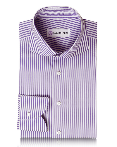 Robe violette à rayures sur fond blanc