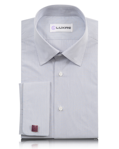 Blauer Haarstreifen auf weißem Hemd