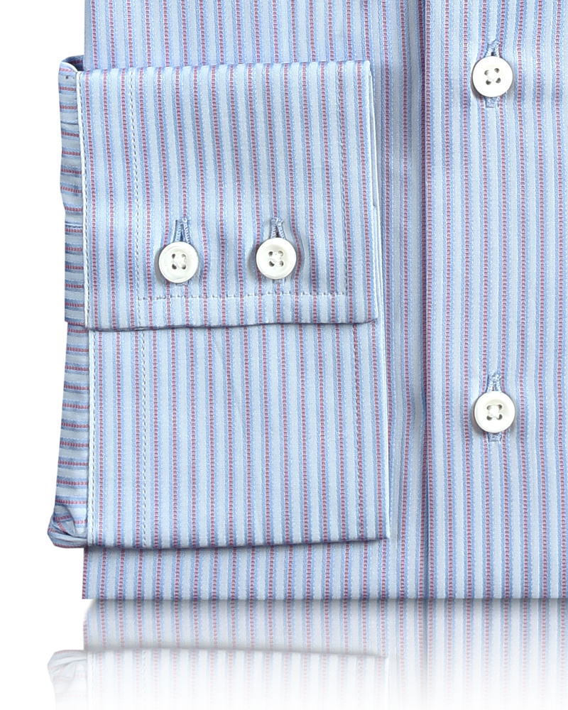 Rosa-blaue Satinstreifen auf einem hellblauen Hemd