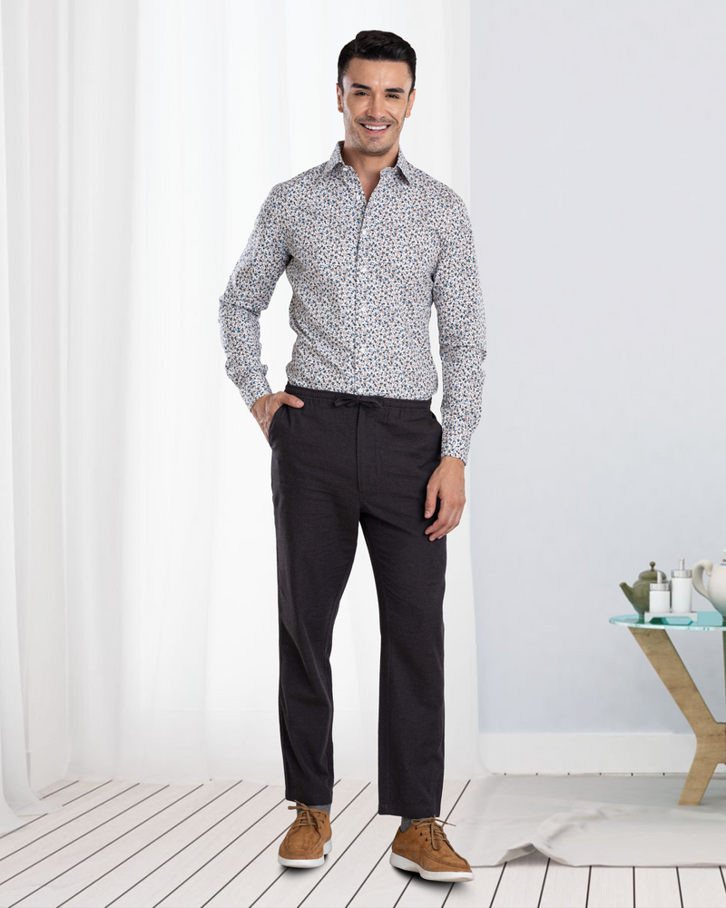 Blaue feine Blumendrucke auf weißem Hemd