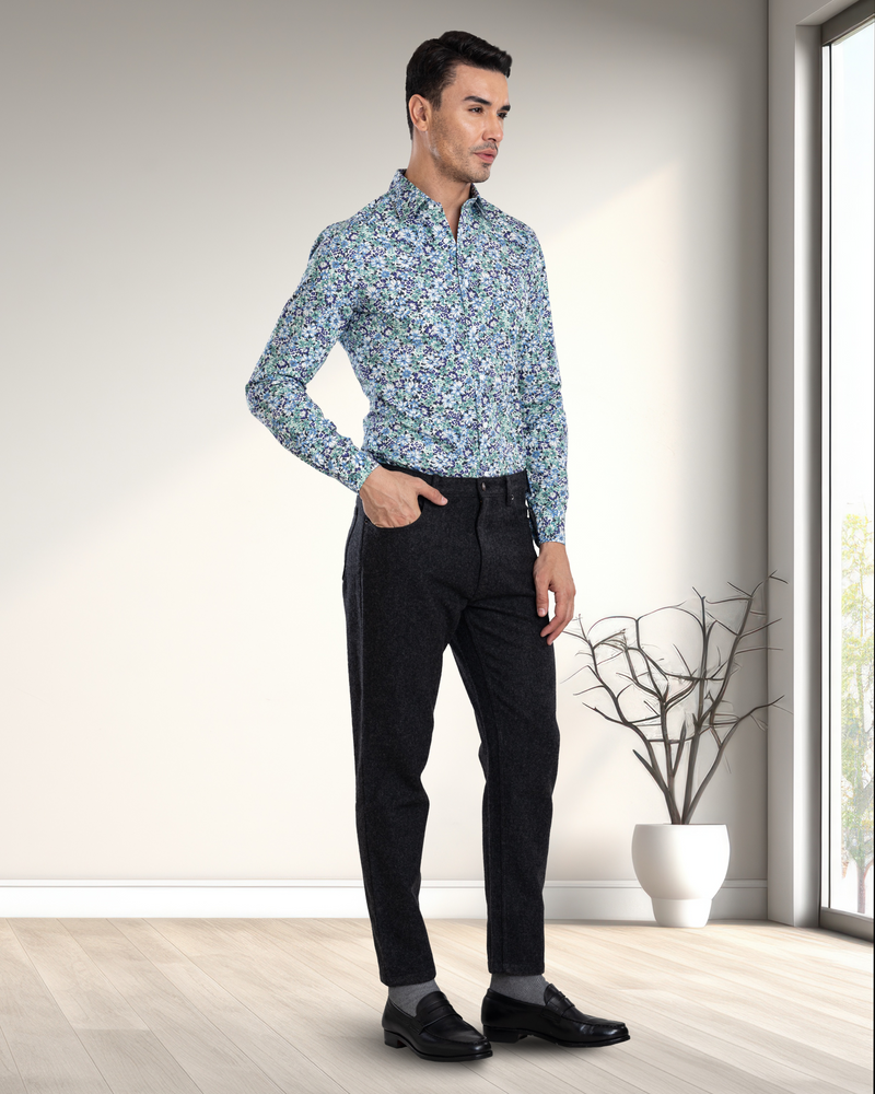 Ultramarinblau-grüne Drucke auf weißem Hemd