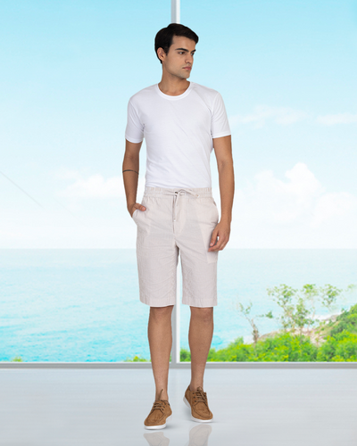 Hellbeige und weiße Seersucker-Streifenshorts