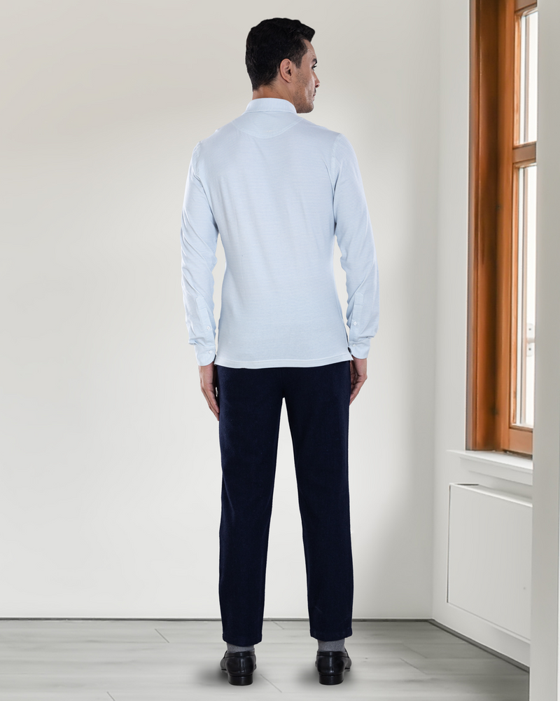 Hellblau-weißes Polo-T-Shirt mit Candy-Streifen