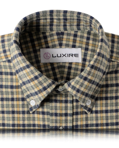 Marineblaues Tattersall-Hemd auf beigem Flanell