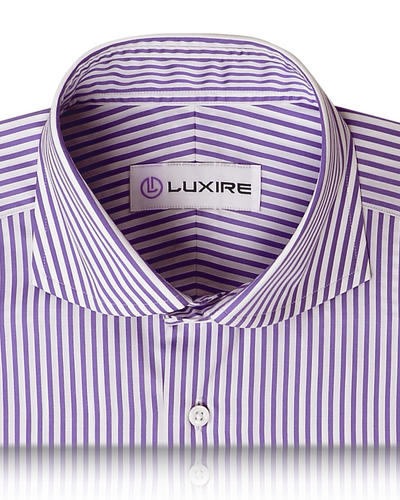 Robe violette à rayures sur fond blanc