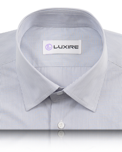 Blauer Haarstreifen auf weißem Hemd