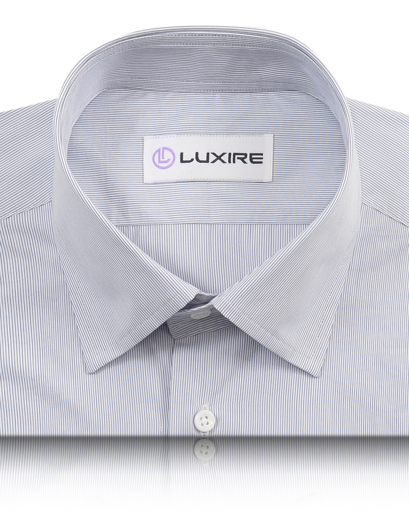 Blauer Haarstreifen auf weißem Hemd