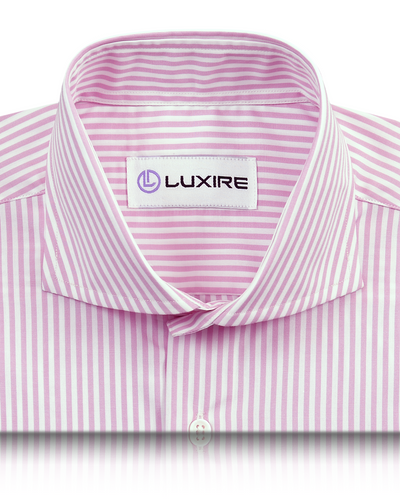 Rosa Kleidstreifen auf weißem Hemd