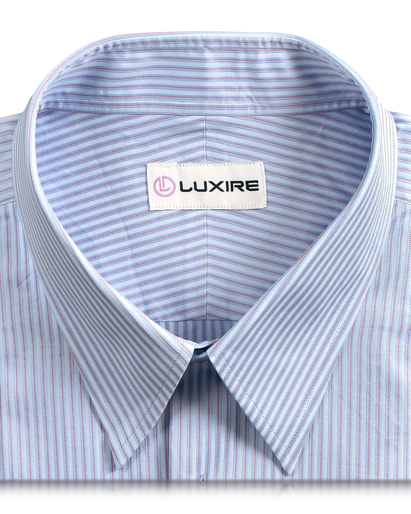 Rosa-blaue Satinstreifen auf einem hellblauen Hemd