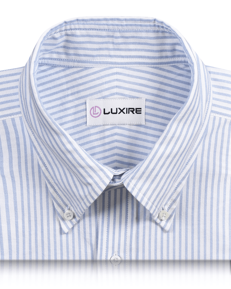 Blaue Streifen auf strukturiertem Weiß