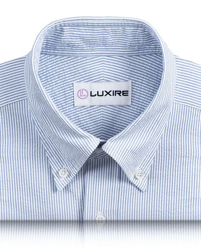 Blaues, gestreiftes Seersucker-Hemd