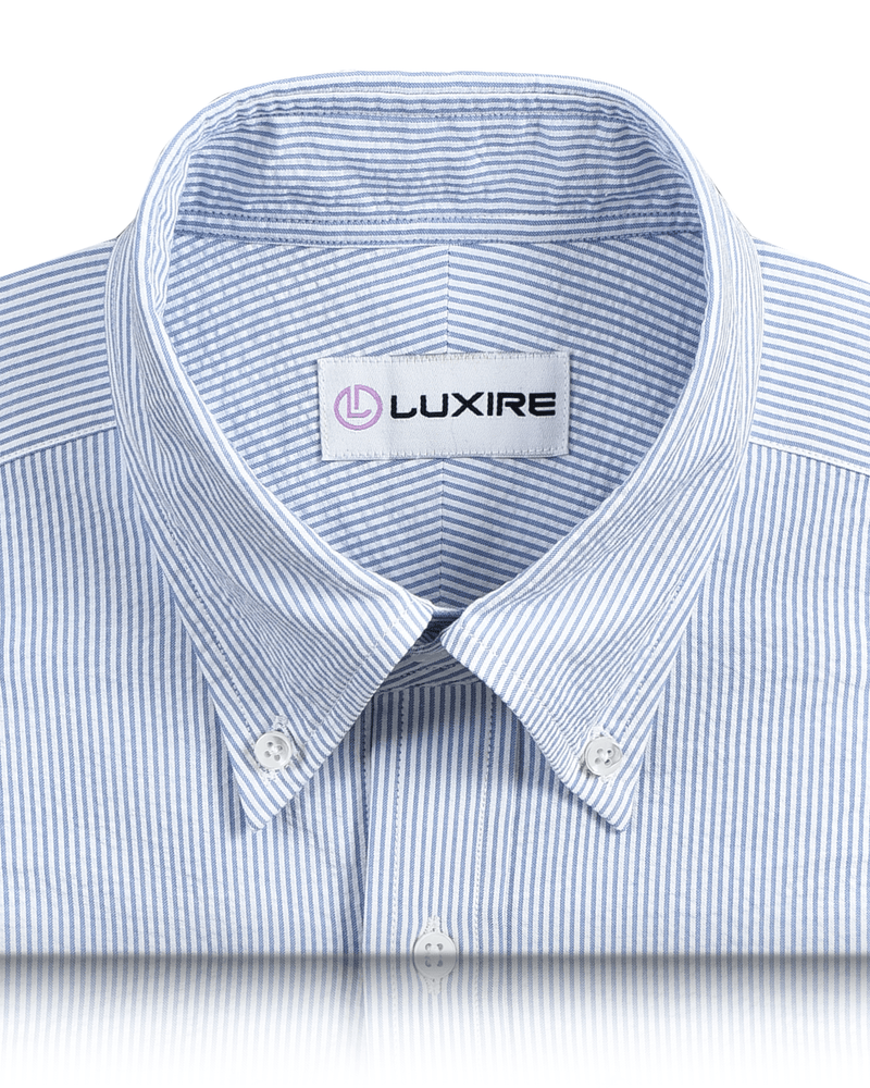 Blaues, gestreiftes Seersucker-Hemd