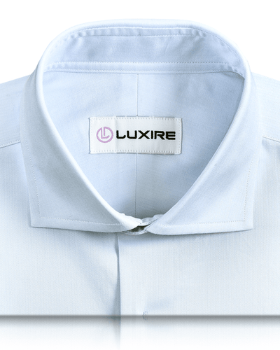 Hellblaues Hemd mit Fischgrätenmuster