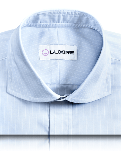 Weiße Haarstreifen auf Hellblau