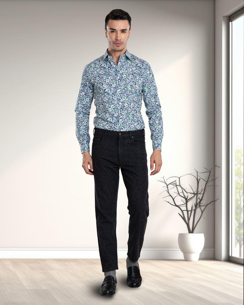 Ultramarinblau-grüne Drucke auf weißem Hemd