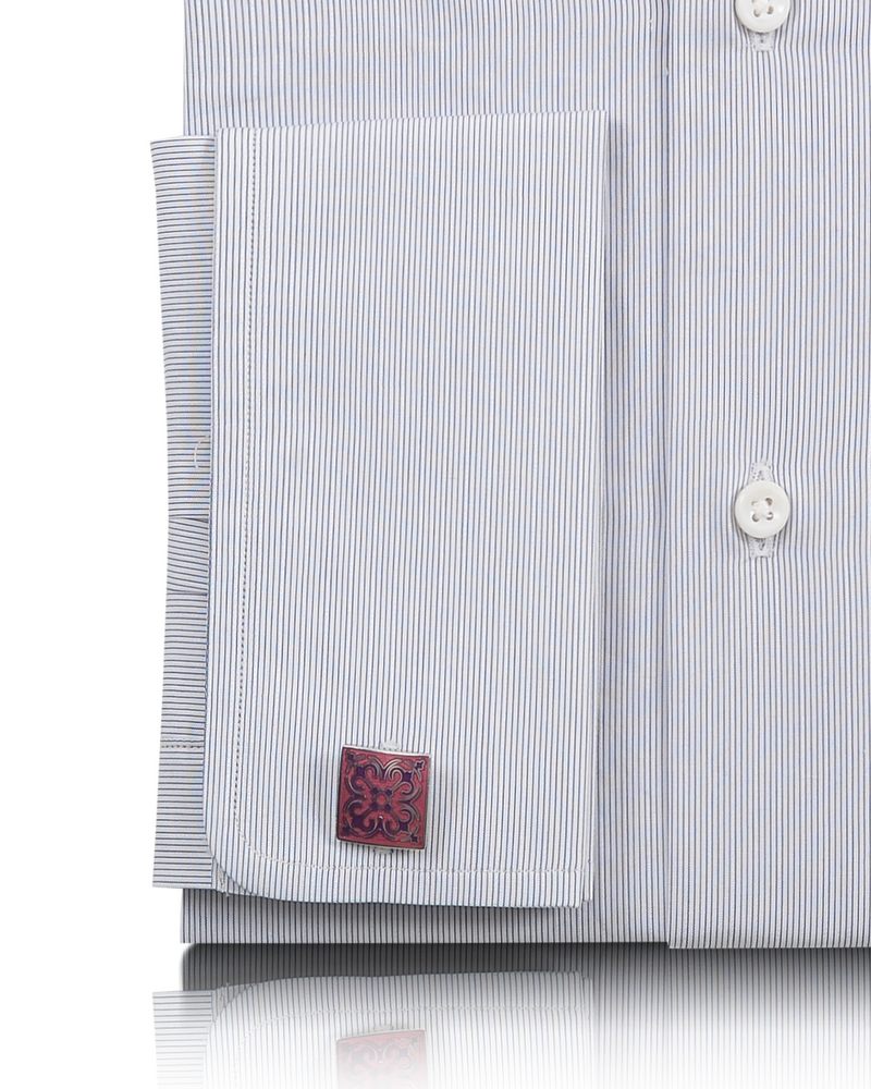 Blauer Haarstreifen auf weißem Hemd