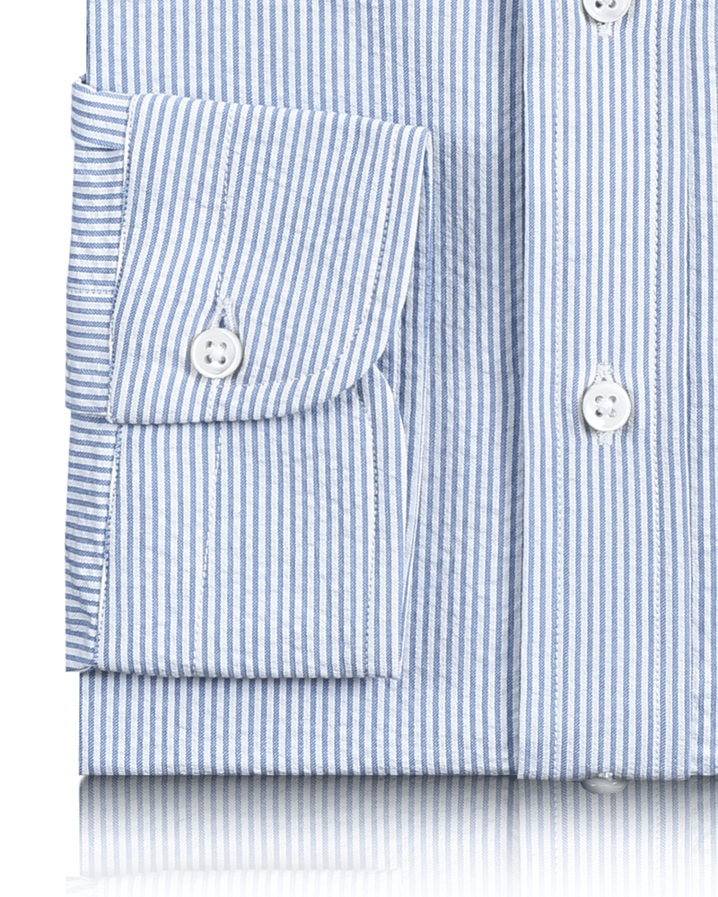 Blaues, gestreiftes Seersucker-Hemd