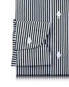 Rayures noires au crayon sur fond blanc